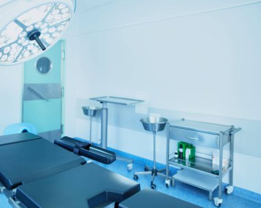 Modern klinikteki ameliyathane.