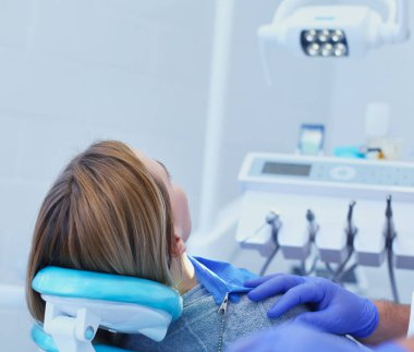 Diş kliniğinde diş aletleri tutmanın ayrıntıları. Dişçi Konsepti