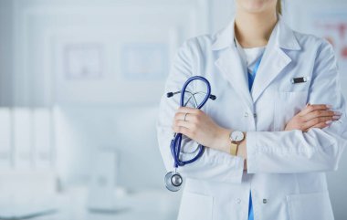 Hastanede steteskoplu gülümseyen doktor kadın.