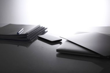 Ofis nesneleri ve bilgisayar beyaz masada