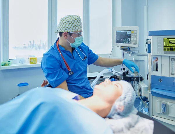 Homem cirurgião no trabalho na sala de cirurgia — Fotografia de Stock