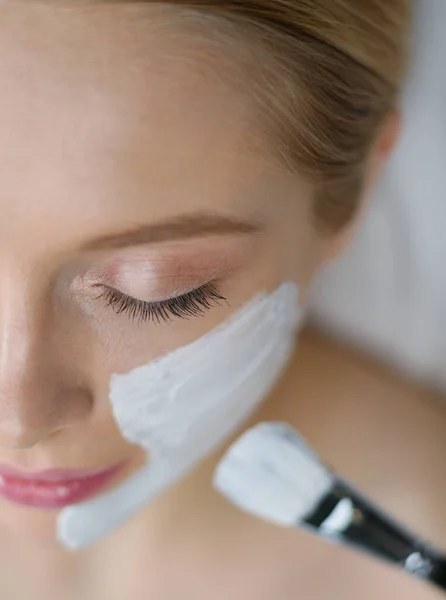 Aplicação de máscara facial Spa. Spa beleza orgânica aplicação máscara facial no dia salão de spa — Fotografia de Stock