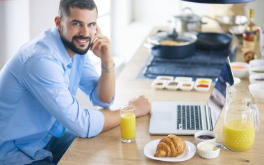 Adam ev mutfağında lezzetli ve sağlıklı yemekler hazırlıyor.