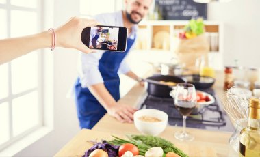 Yakışıklı bir adamın portresi yemek programı ya da blog