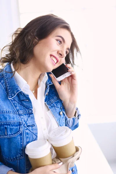 Jovem empresária falando ao telefone no café — Fotografia de Stock