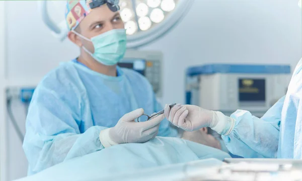 Cirurgião masculino em segundo plano na sala de operação — Fotografia de Stock