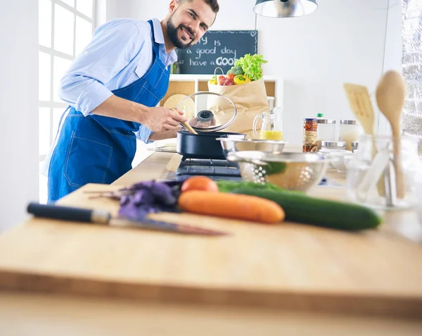 Man preparing delicious and healthy food in the home kitchen — Stock Photo, Image