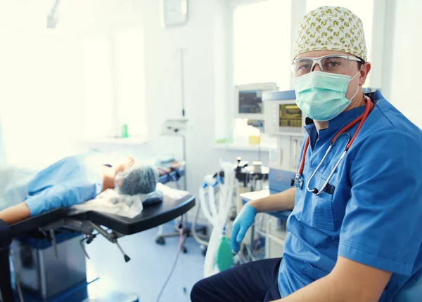 Мужской хирург на заднем плане в операционной — стоковое фото