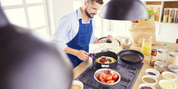 Человек готовит вкусную и здоровую пищу на домашней кухне