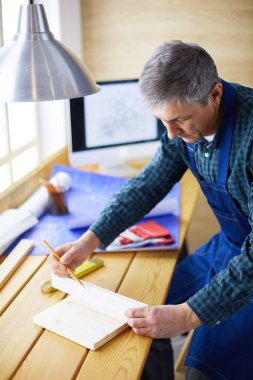 Ofisteki çizim masasında çalışan mimar