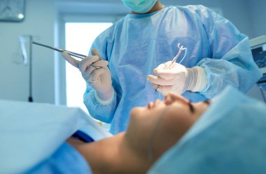 Ekip cerrahı ameliyathanede.