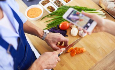 Adam ev mutfağında lezzetli ve sağlıklı yemekler hazırlıyor.