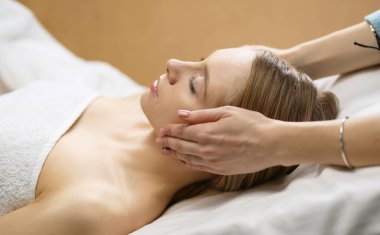 Spa salonunda güzel bir kadının resmi.