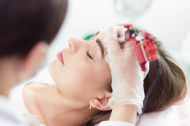 Kırmızı dudaklı genç bir kız kalıcı makyaj, mikro pigmentasyon