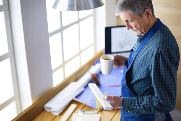 Architect werkt aan tekentafel in kantoor — Stockfoto