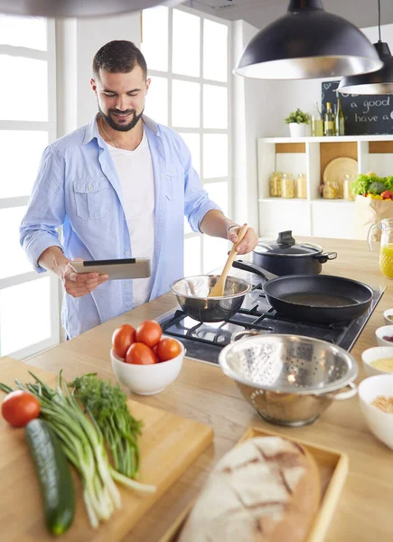 사람들은 디지털 태블릿 요리법을 따르고 가정에서 맛있고 건강에 좋은 음식을 요리 한다 — 스톡 사진