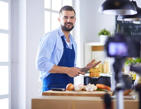 Mann bereitet leckeres und gesundes Essen in der heimischen Küche zu — Stockfoto