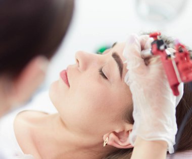 Kırmızı dudaklı genç bir kız kalıcı makyaj, mikro pigmentasyon