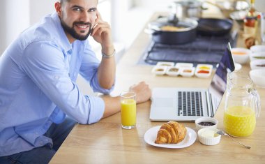 Adam ev mutfağında lezzetli ve sağlıklı yemekler hazırlıyor.