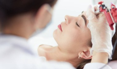 Kırmızı dudaklı genç bir kız kalıcı makyaj, mikro pigmentasyon