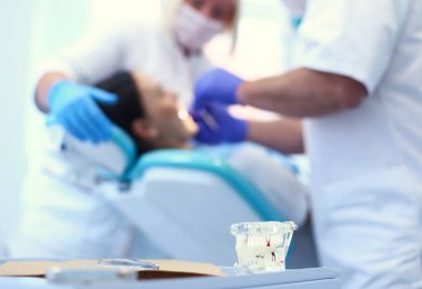 Hasta kadınla klinikte dişçi.