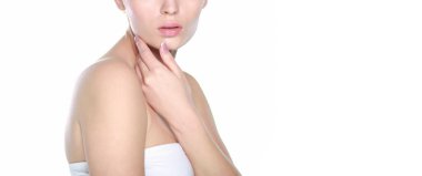 Yüzüne dokunan güzel bir spa kadını portresi