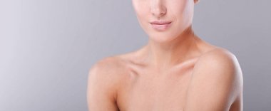 Yüzüne dokunan güzel bir spa kadını portresi