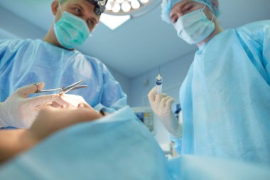 Ameliyathanede çalışan bir cerrah.