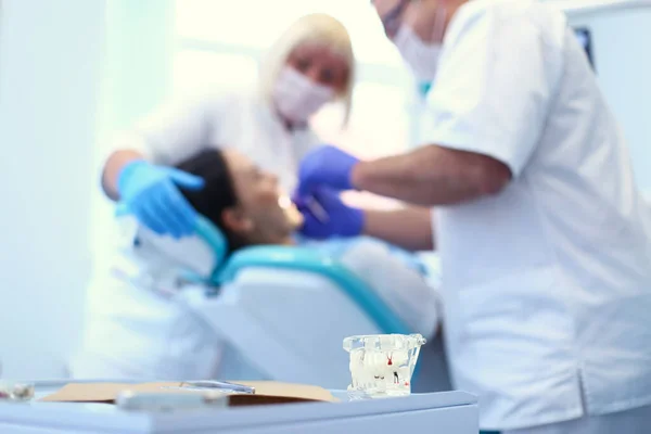 Homem dentista com mulher paciente na clínica — Fotografia de Stock