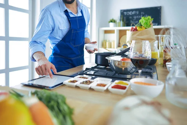 Mann bereitet leckeres und gesundes Essen in der heimischen Küche zu — Stockfoto