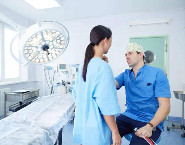 Chirurg bei der Arbeit im OP — Stockfoto