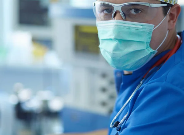 Male surgeon on background in operation room — Stock Photo, Image