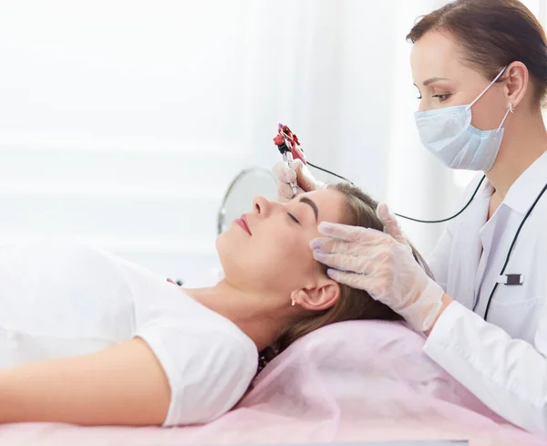 A young girl having red lips permanent makeup, micropigmentation — Stock Photo, Image