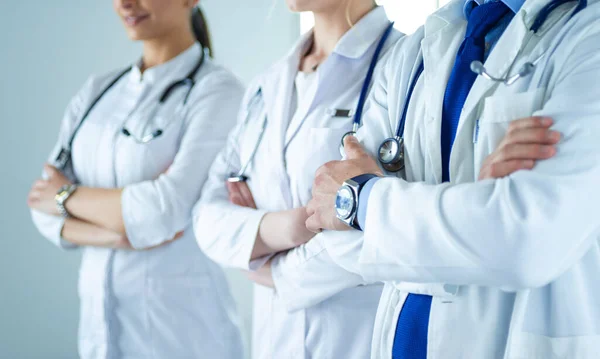 Equipo exitoso de médicos están mirando a la cámara y sonriendo mientras están de pie en el hospital — Foto de Stock