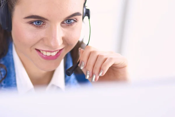 Portrait de belle femme d'affaires travaillant à son bureau avec casque et ordinateur portable — Photo