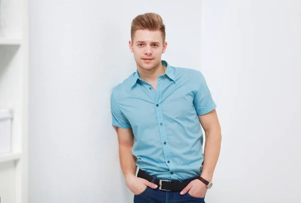 Junger Mann oder Geschäftsmann in seinem Büro, isoliert auf weißem Hintergrund — Stockfoto