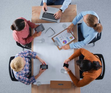 Bir grup genç yaratıcı insan bir projeyi tartışıyor..