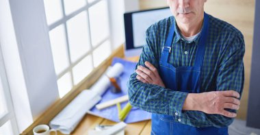 Ofisteki çizim masasında çalışan mimar