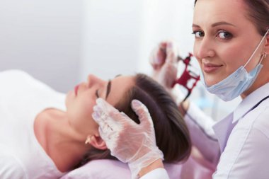 Kırmızı dudaklı genç bir kız kalıcı makyaj, mikro pigmentasyon