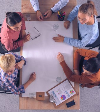 Bir grup genç yaratıcı insan bir projeyi tartışıyor..