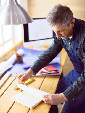 Ofisteki çizim masasında çalışan mimar