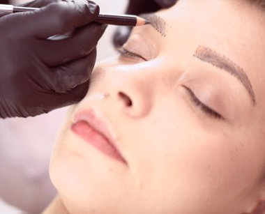 Kalıcı Kalıcı Kaşlara Makyaj Uygulayan Kozmetikçi