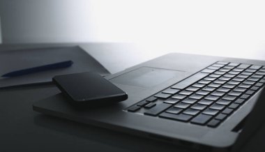 Ofis nesneleri ve bilgisayar beyaz masada