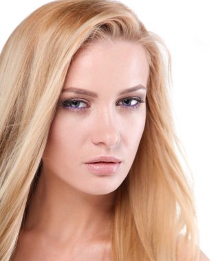 Yüzüne dokunan güzel bir spa kadını portresi