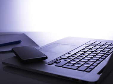 Ofis nesneleri ve bilgisayar beyaz masada