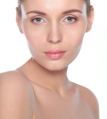 Yüzüne dokunan güzel bir spa kadını portresi