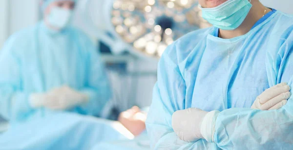 Mannelijke chirurg op achtergrond in operatiekamer — Stockfoto
