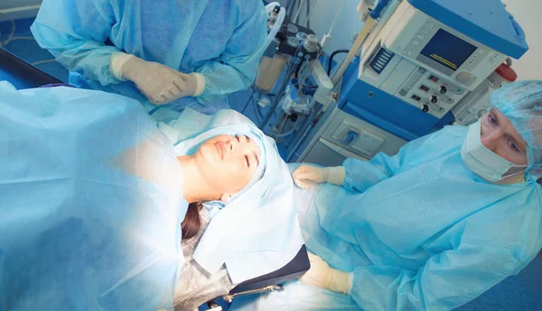 Чоловік хірург на роботі в операційній — стокове фото