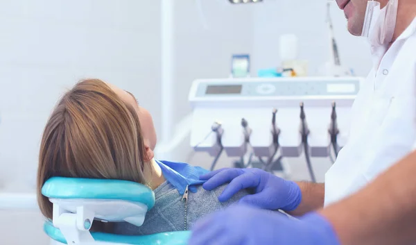 Diş kliniğinde diş aletleri tutmanın ayrıntıları. Dişçi Konsepti — Stok fotoğraf