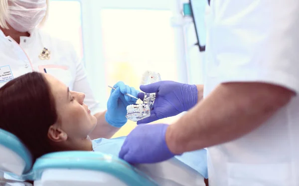Portret dentysty leczącego zęby młodej pacjentki — Zdjęcie stockowe
